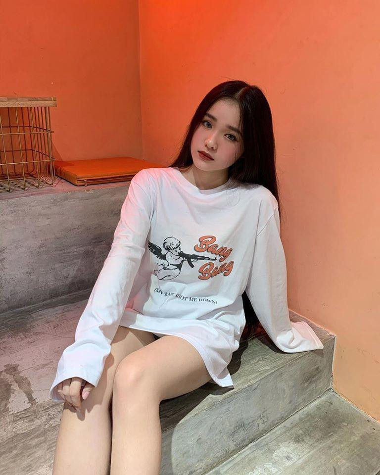 Khi phối đồ với áo croptop, Anh Thư thường ưu tiên chọn kiểu quần ống rộng trendy, mix cùng giày sneaker giúp set đồ vừa có nét quyến rũ mà vẫn tràn đầy vẻ trẻ trung, năng động của tuổi 18.