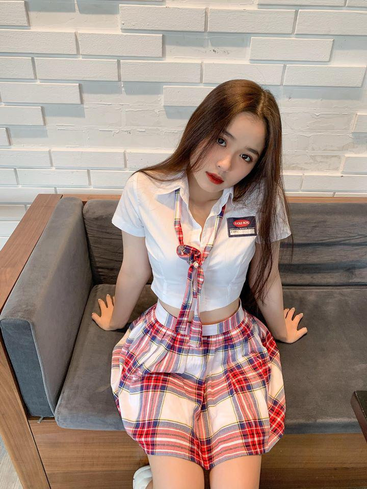 Mới ở độ tuổi 18 nhưng Anh Thư tự tin diện nhiều trang phục táo bạo, quyến rũ, tuy nhiên vẫn rất phù hợp và không hề phản cảm. Phong cách thời trang này của Anh Thư được nhiều cô nàng yêu thích và theo dõi để học hỏi.