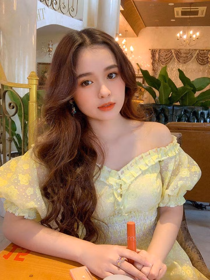 Đến nay, bộ phim đã công chiếu được hơn 10 năm, cô bé Ngọc Yến đáng yêu trong ký ức của nhiều người giờ cũng đã khôn lớn, trở thành thiếu nữ 18 tuổi xinh đẹp. So mới hình ảnh mũm mĩm trong quá khứ, có thể thấy Anh Thư đã có một quá trình dậy thì rất thành công. Cô nàng trổ mã rực rỡ với ngoại hình gợi cảm, nữ tính và tràn đầy sức sống làm dân mạng không tiếc lời khen ngợi.