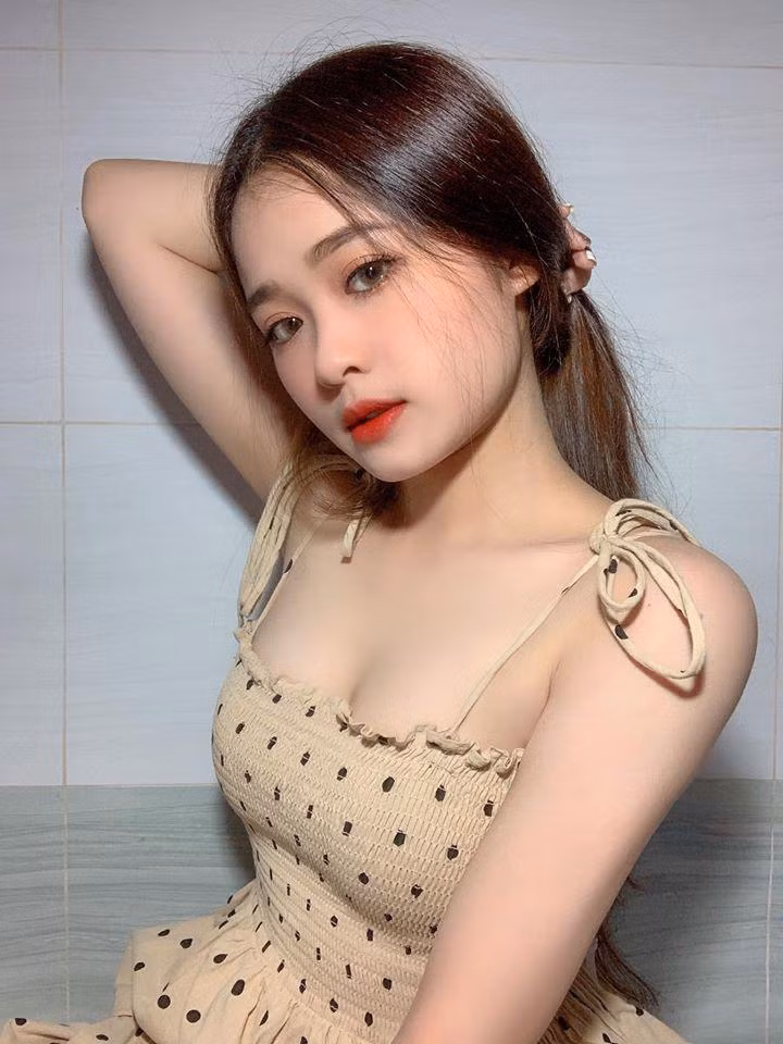 Trong các kiểu trang phục thì croptop là item được Anh Thư rất yêu thích và trưng diện thường xuyên. Khá dễ hiểu vì đây là kiểu trang phục hợp thời, cá tính, trẻ trung hợp lứa tuổi và lại giúp Anh Thư khoe vòng eo thon gợi cảm mà không hề phản cảm.