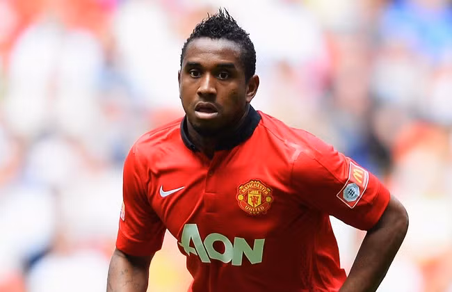 Anderson là 1 trong những cầu thủ trẻ đắt giá nhất của M.U khi khiến Quỷ Đỏ tốn gần 20 triệu bảng mua về từ Porto năm 2007. Khi còn ở Porto, anh phát huy tốt đa vị trí sở trường của mình trong vai trò tiền vệ tấn công hoặc hộ công với những pha chọc khe cùng những cú sút xa sấm sét.