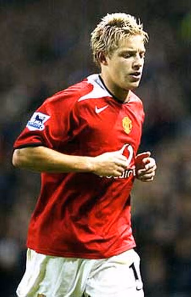 Alan Smith là một trong những tiền đạo sắc bén nhất của Premier League. Anh mạnh mẽ và nhanh nhẹn, chạy chỗ và đánh đầu cực tốt. Alan Smith gia nhập MU năm 2004 với mức giá chuyển nhượng 7 triệu bảng sau khi có thời gian thi đấu cho Leed United.