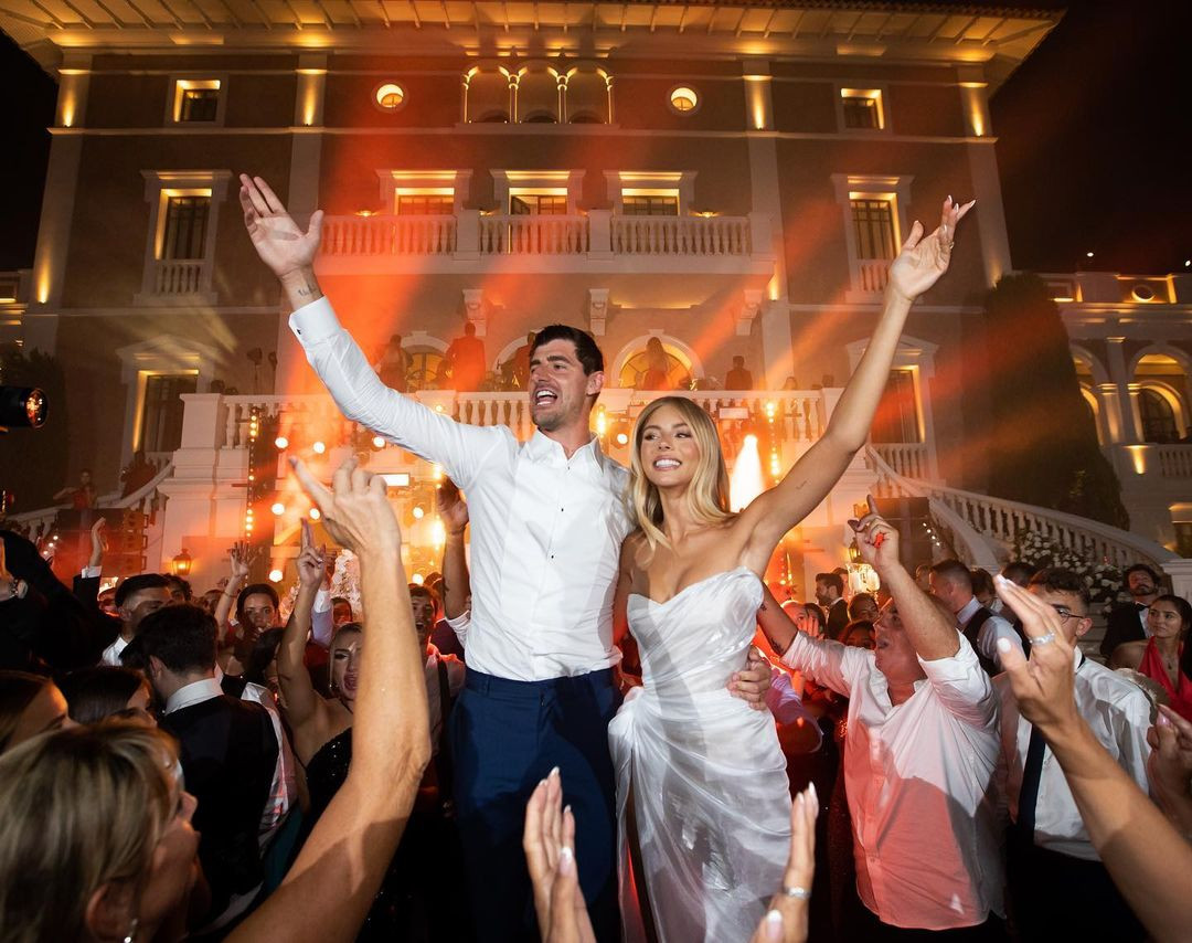 Sau một thời gian hẹn hò, thủ môn Thibaut Courtois và người mẫu Israel, Mishel đã tổ chức lễ cưới hồi tháng 6 năm ngoái.