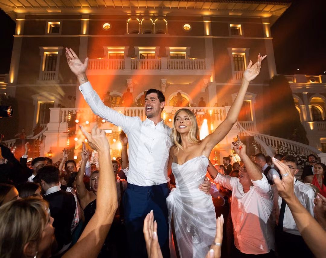 Sau một thời gian hẹn hò, thủ môn Thibaut Courtois và người mẫu Israel, Mishel đã tổ chức lễ cưới hồi tháng 6 năm ngoái.