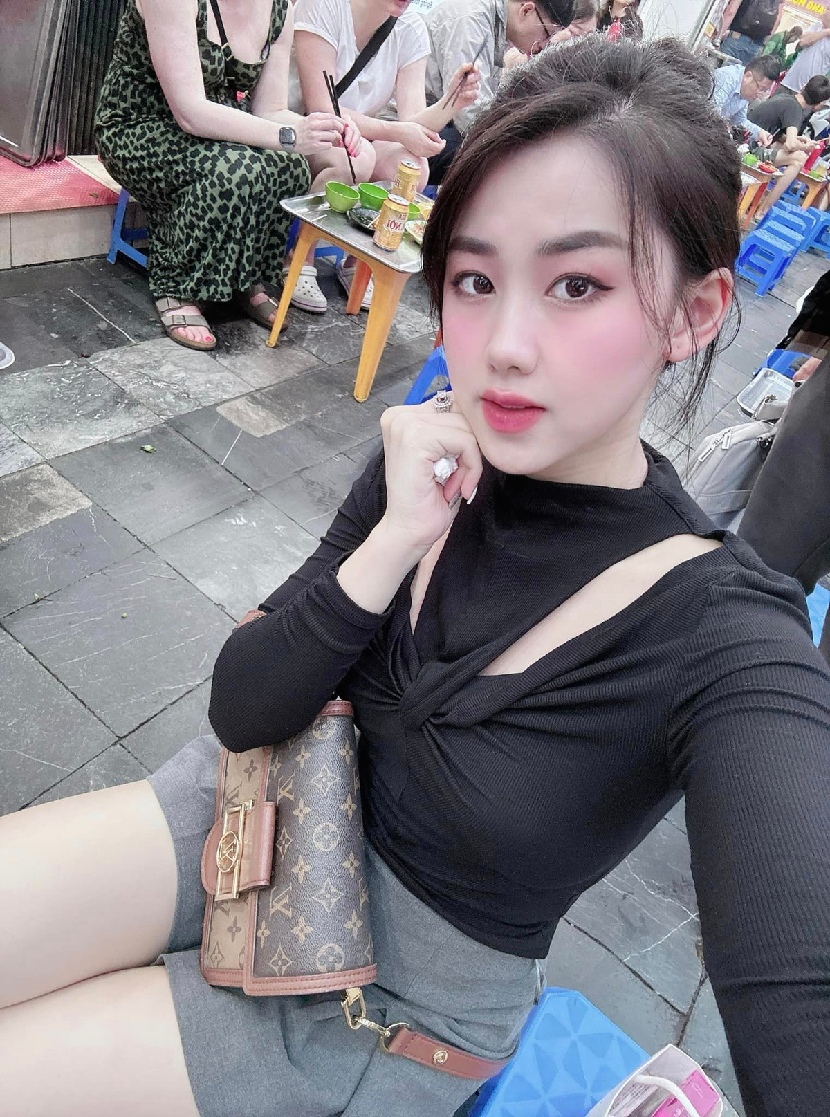 Mỗi khi dẫn sóng, người đẹp ghi điểm với gương mặt khả ái và phong cách thời trang có sức hút.