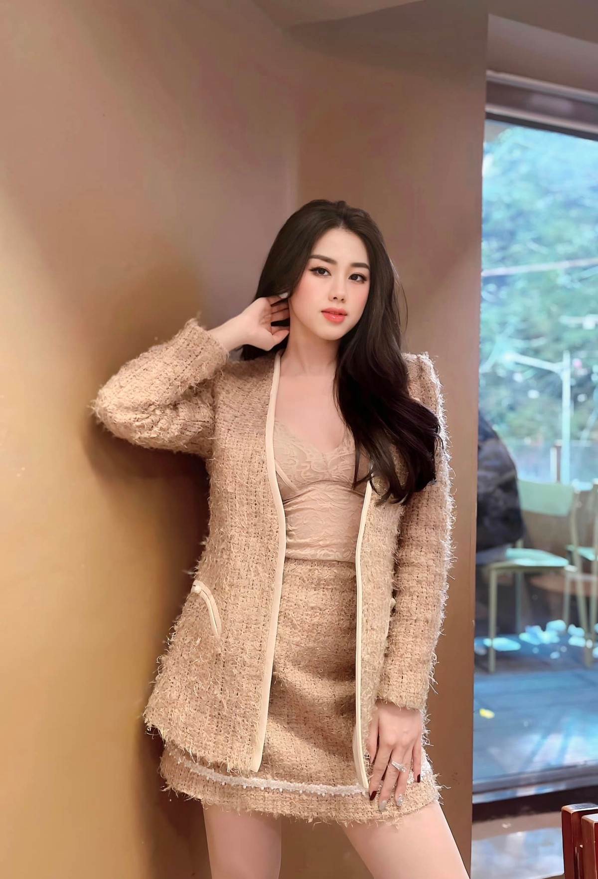 Váy áo cô dành cho những buổi lên sóng cũng không quá sắc màu loè loẹt mà chủ yếu tập trung vào các outfit nhẹ nhàng, công sở.