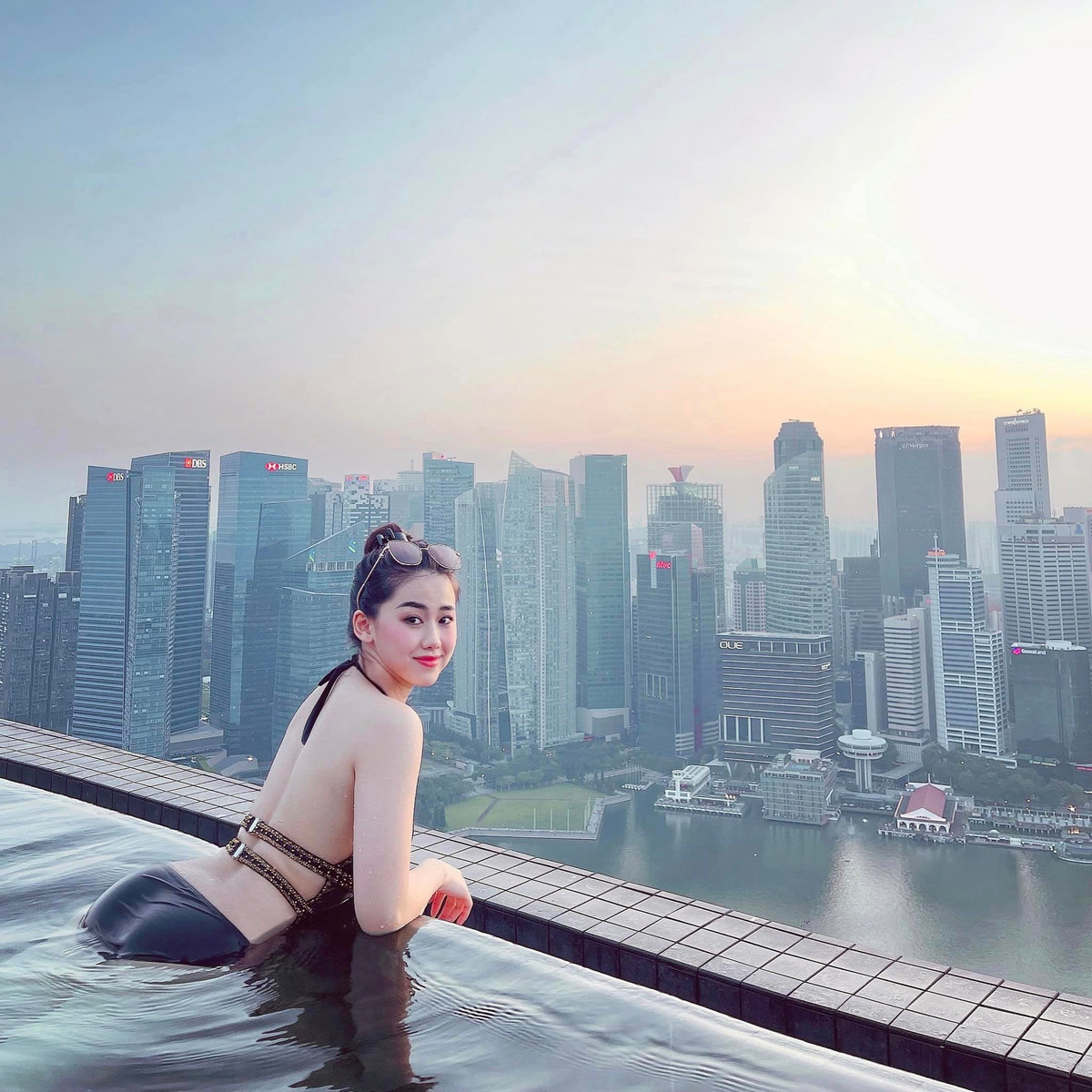 Hiện tại cô nàng sở hữu hơn 748.000 người theo dõi trên Facebook, gần 50.000 người theo dõi trên Instagram.