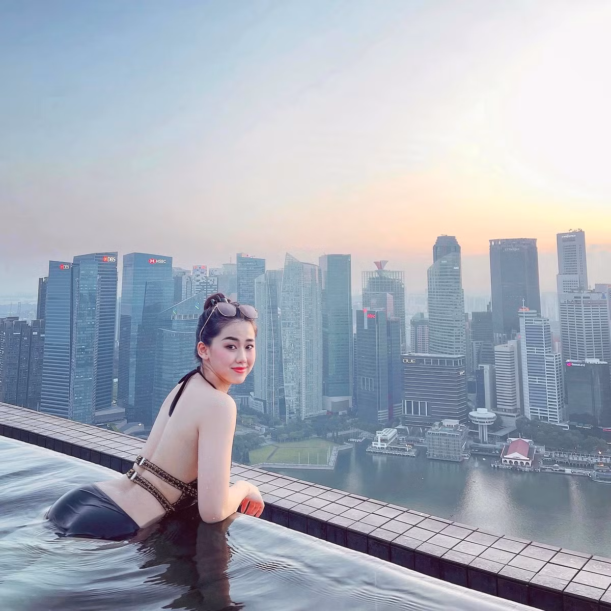 Hiện tại cô nàng sở hữu hơn 748.000 người theo dõi trên Facebook, gần 50.000 người theo dõi trên Instagram.