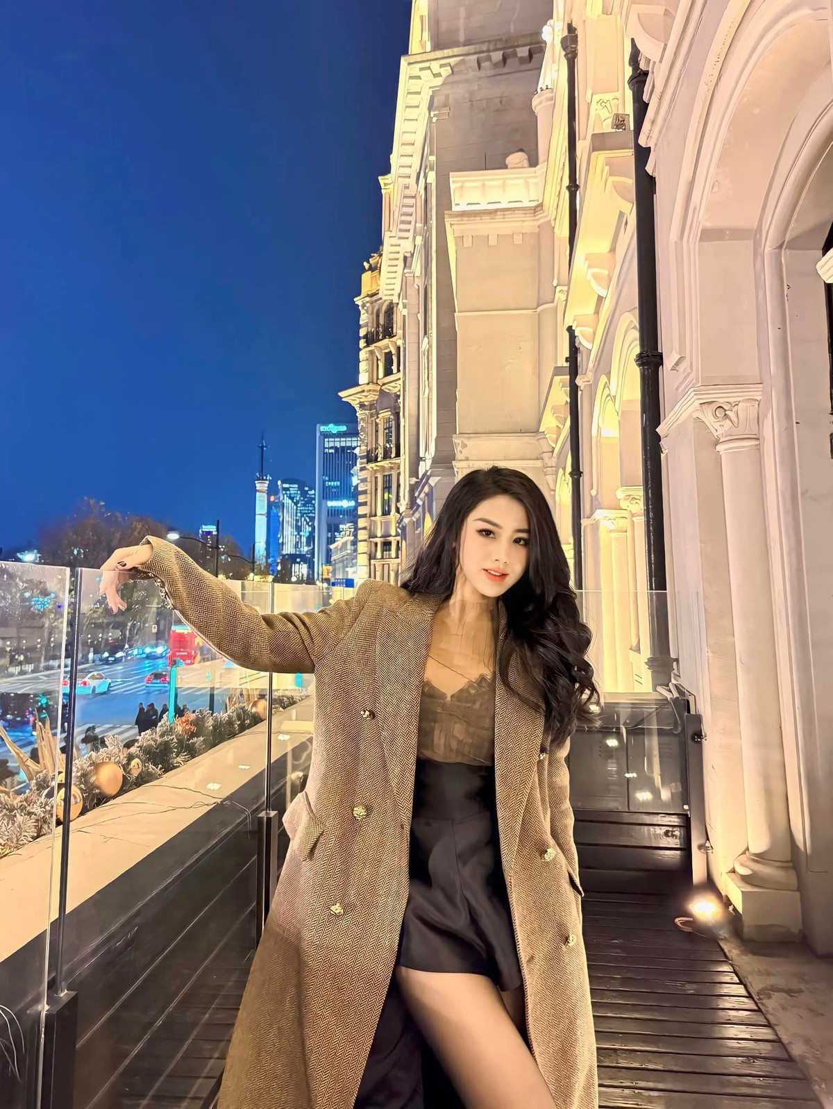 Ngoài đời cô theo đuổi phong cách nữ tính, Ngọc Mai từng chia sẻ phong cách của cô là yêu thích những bộ đồ “tôn dáng”.