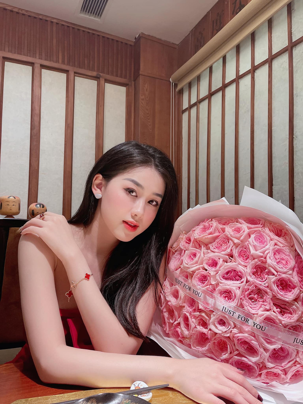 Tuy nhiên, khác với hình ảnh khi đi làm, phong cách ăn mặc ở đời thường của Ngọc Mai lại đầy phóng khoáng.