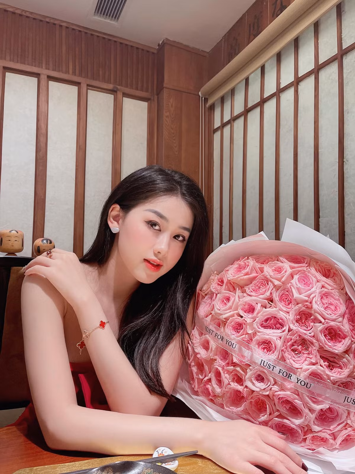 Tuy nhiên, khác với hình ảnh khi đi làm, phong cách ăn mặc ở đời thường của Ngọc Mai lại đầy phóng khoáng.