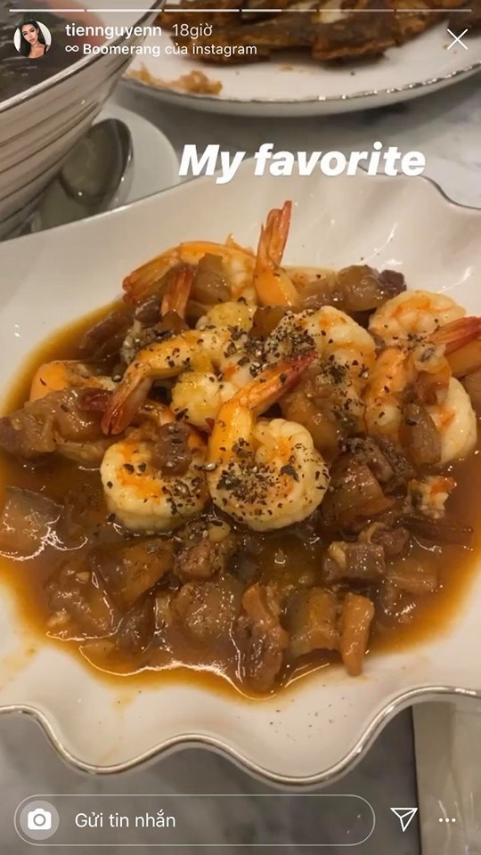 Thế nhưng cuộc chơi của Tiên Nguyễn bỗng dưng bị gián đoạn khi bắt gặp 1 con vật nhỏ bé đang bò lổm ngổm trên bờ biển.