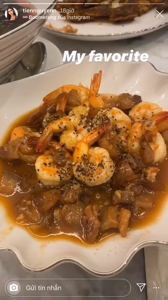 Thế nhưng cuộc chơi của Tiên Nguyễn bỗng dưng bị gián đoạn khi bắt gặp 1 con vật nhỏ bé đang bò lổm ngổm trên bờ biển.