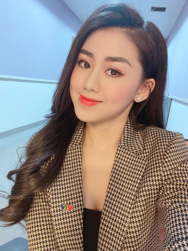 Đinh Ngọc Mai sinh năm 1997 cũng là nữ MC thế hệ mới nổi tiếng trong cộng đồng mạng. Cô nàng từng là Á khôi của trường Đại học văn hóa Hà Nội và đang làm MC thể thao của đài VTV.