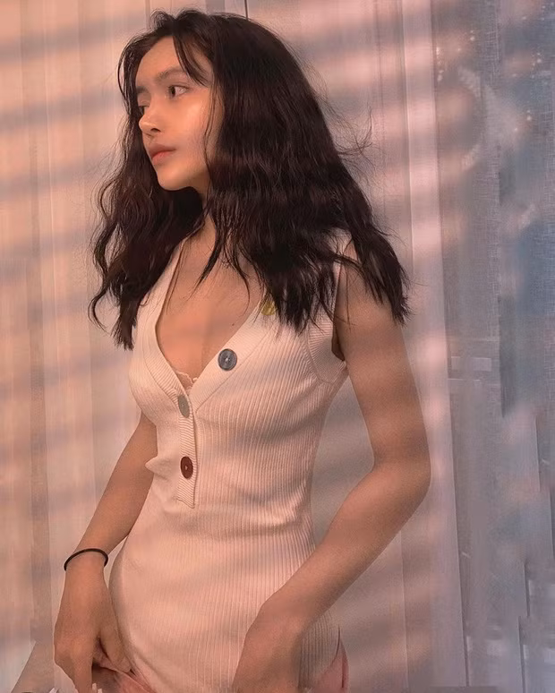 Thành quả là Trang Anna ngoài đời thực sở hữu được thân hình rất mảnh mai, vòng eo cực thon gọn mà hội chị em mơ ước.