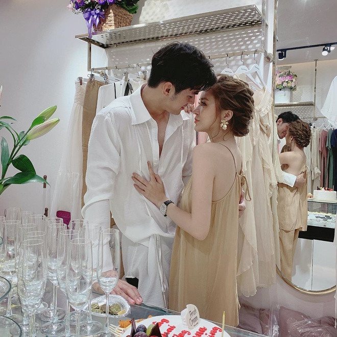 Được biết, chồng sắp cưới của cô là hot boy người Thái nổi danh mạng xã hội sau khi xuất hiện trên chương trình Người ấy là ai mùa 3.