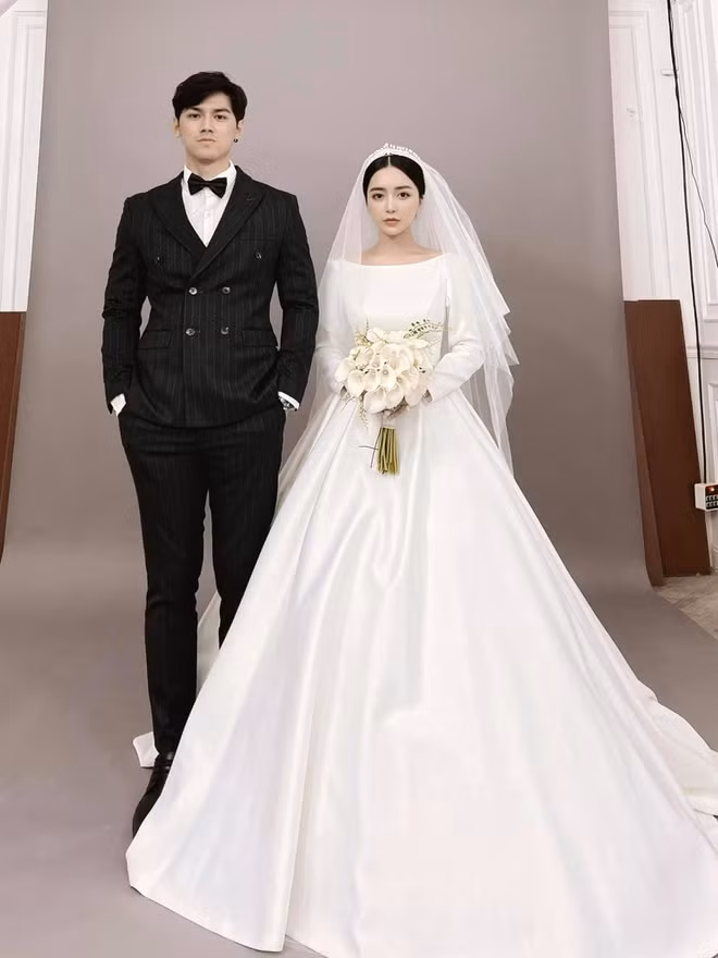 Vào tháng 2 vừa qua hot girl khoe ảnh hậu trường chụp hình cưới với bạn trai Pre tại trang cá nhân, đồng thời tiết lộ sắp kết hôn trong thời gian tới.