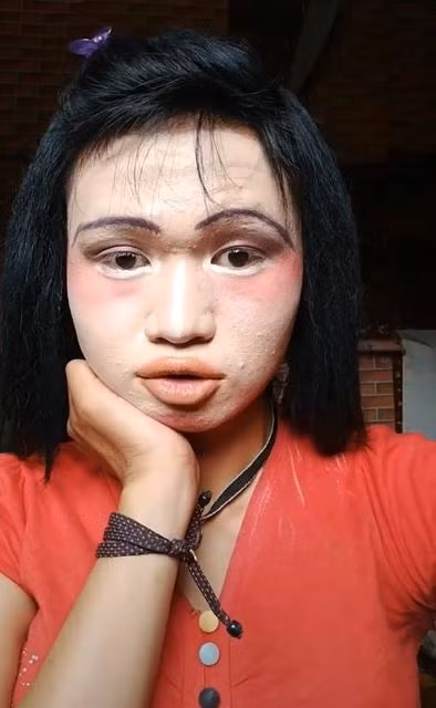 Cụ thể, cô nàng trang điểm mặt trắng bệch, môi tô son đỏ chót, để lông mi dày cộp xấu như "ma chê quỷ hờn" và đăng tải những clip make up đó lên mạng xã hội.