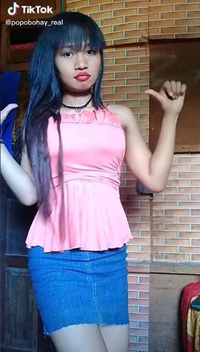  Phong cách trang điểm không giống ai này của cô gái đã nhanh chóng nhận về hàng chục nghìn lượt thích. Thậm chí trang cá nhân của cô còn thu về 190.000 người theo dõi với 1,8 triệu lượt thích.