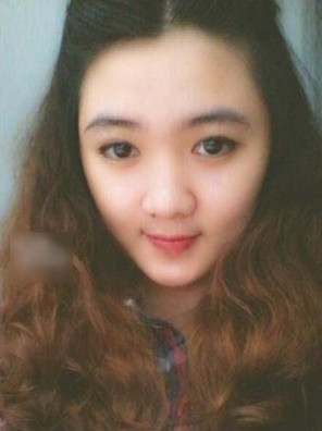 Cô nàng này là Thảo Trang, mặc dù có khuôn mặt khá ưa nhìn nhưng cô lại có niềm đam mê biến mình trở thành một người xấu xí khó hiểu.