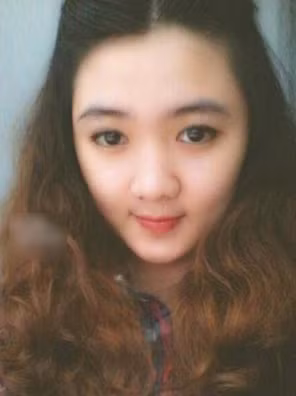 Cô nàng này là Thảo Trang, mặc dù có khuôn mặt khá ưa nhìn nhưng cô lại có niềm đam mê biến mình trở thành một người xấu xí khó hiểu.