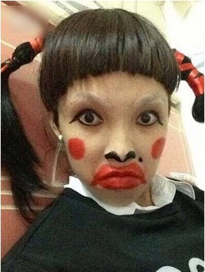 Không riêng gì ở nước ngoài, tại Việt Nam trước đây cũng xuất hiện một trường hợp từng gây bão mạng khi cô nàng chia sẻ những bức ảnh trang điểm cực xấu xí.