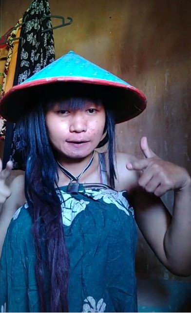 Thay vì make up để trở nên xinh đẹp thì cô gái này lại lựa chọn việc để mình đã xấu nay còn xấu hơn.