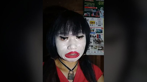 Đáng chú ý hơn, khi rũ bỏ những lớp trang điểm kinh dị, cô gái này càng khiến người ta hãi hùng với nhan sắc thật cũng không đẹp hơn là mấy.