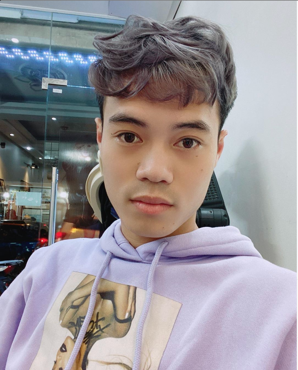 "Đáng yêu thật sự, cứ cười cười ngại ngại như kiểu trẻ con bị bắt đi biểu diễn văn nghệ ấy", "Lời thì không thuộc lắm nhưng mà nhất định vẫn thể hiện cho fan nghe, 10 điểm nỗ lực về chỗ" - Dân mạng hài hước bình luận.