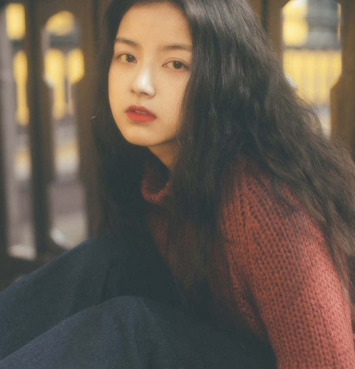 Nhiều người đã phải thắc mắc tại sao Từ Dĩnh có thể xinh đẹp đến vậy? Và tự hỏi phải chăng cô nàng đã phẫu thuật thẩm mỹ hay lạm dụng photoshop quá mức? Nào có ai lại sở hữu một nét đẹp hoàn hảo như thế?