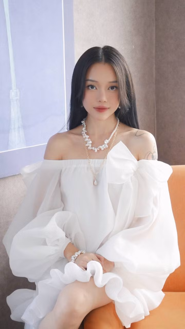 Nếu như trước đây, phong cách thời trang của cô nàng khá cá tính, thường được gắn với cái tên "Đàm tổng" thì mới đây, Linh Ngọc Đàm hóa thân thành nàng tiểu thư dịu dàng.