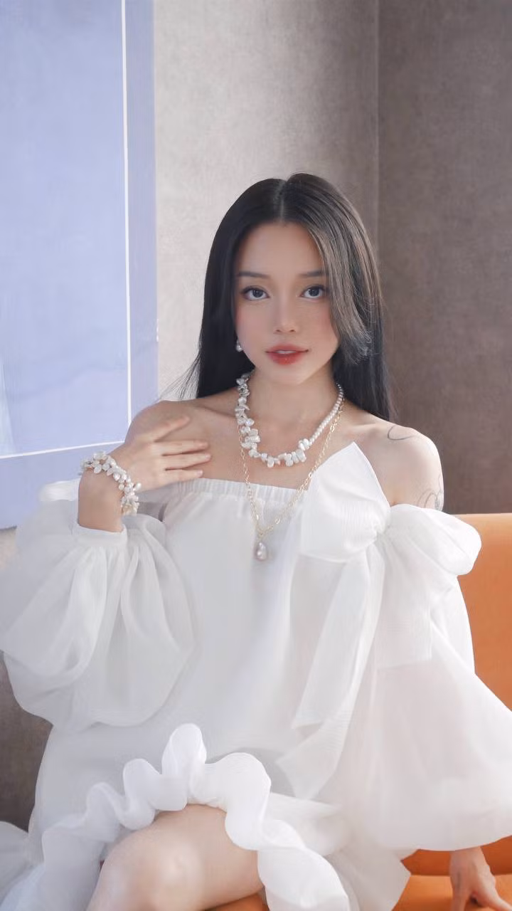 Linh Ngọc Đàm là một nữ streamer đình đám nhất nhì giới giải trí Việt Nam với lượng fan hâm mộ đông đảo.