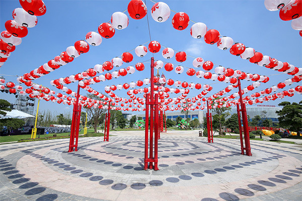 Được biết, tác giả của hơn 5.000 chiếc đèn lồng là Haitian Lanterns - đơn vị thiết kế sản xuất đèn lồng hàng đầu thế giới, đối tác của các thế vận hội Olympic hay Disneyland.