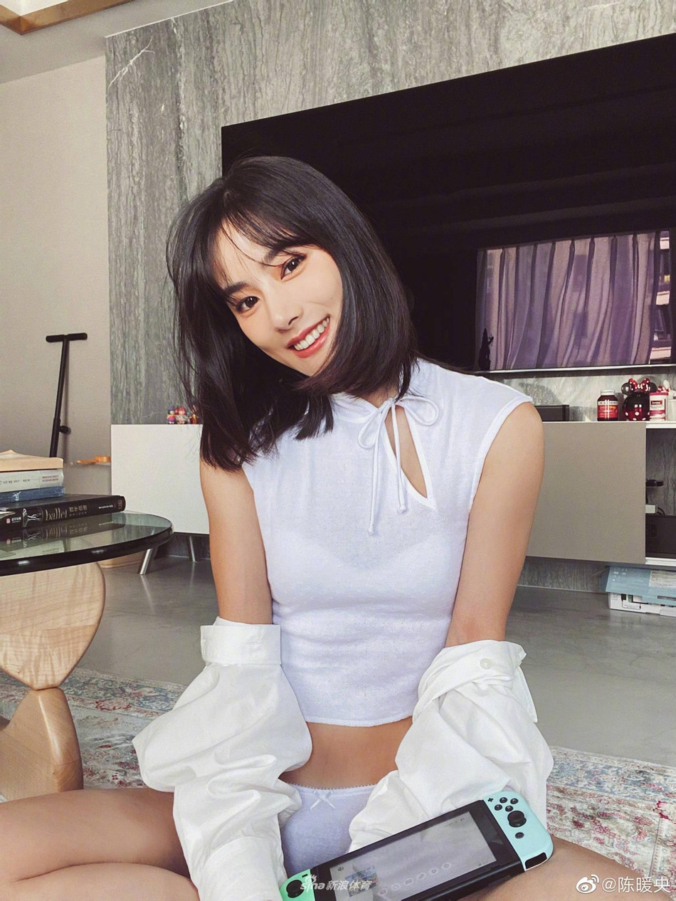 Trần Noãn Ương (Chen Nuan Yang) năm 2015 bỗng nổi tiếng trên mạng xã hội Trung Quốc sau khi gây sốt với những hình ảnh tập gym đáng nể. Tuy Tuy vậy, vóc dáng của nữ gymer không hề vai u thịt bắp mà rất săn chắc, khỏe mạnh và cân đối. Mới đây, cô tiếp tục tung bộ ảnh gây sốt với vẻ ngoài xinh đẹp không đổi sau 5 năm.