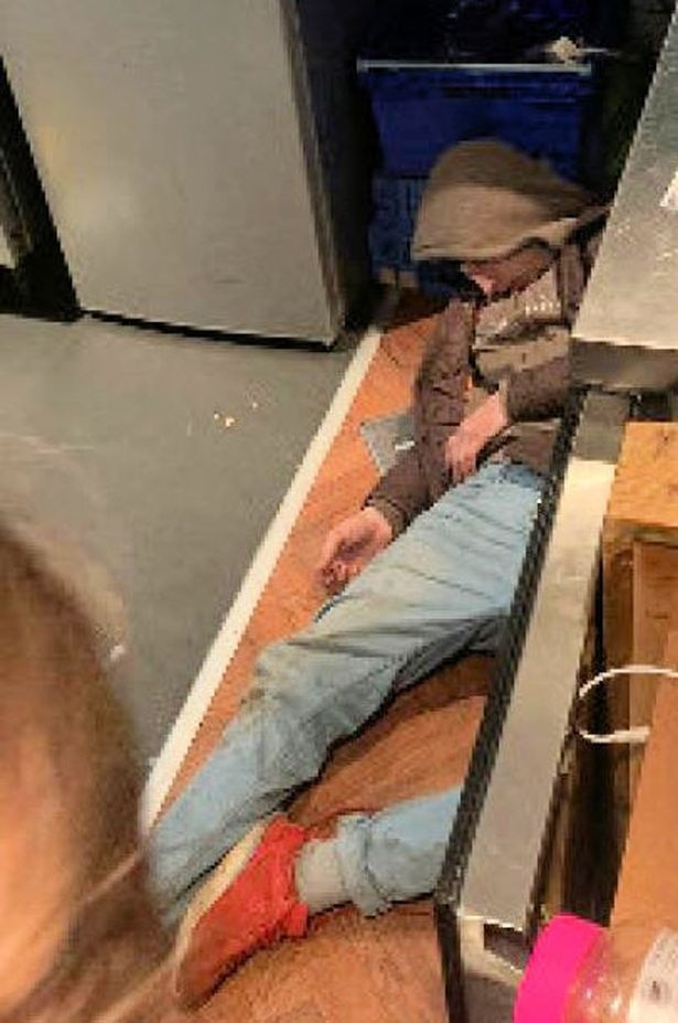 Ngu quen khi di an trom, nam thanh nien bi 'be' ve don canh sat