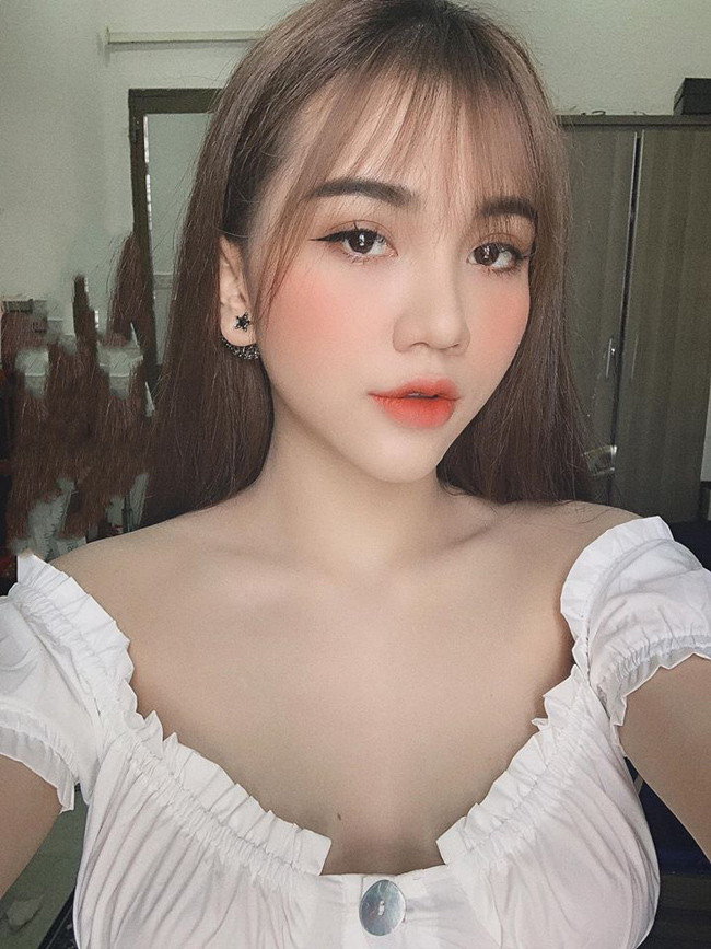 Diện bikini trắng, bạn gái Hoàng Đức khoe body nuột nà trên cát bỏng.