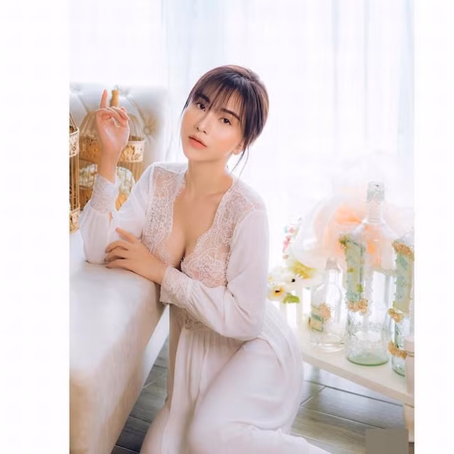 Bạn gái cầu thủ Hoàng Đức được đánh giá là một trong những nàng người yêu cầu thủ có gương mặt xinh đẹp cùng phong cách thời trang bốc lửa, gợi cảm và cá tính.