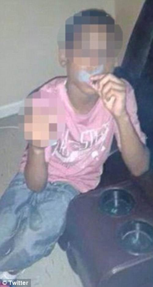 Bất cứ ai khi xem những hình ảnh này đều lắc đầu ngán ngẩm, một cư dân mạng bình luận: "Tội nghiệp cậu bé, hãy dừng lại những hành động này và tới trường ngay".