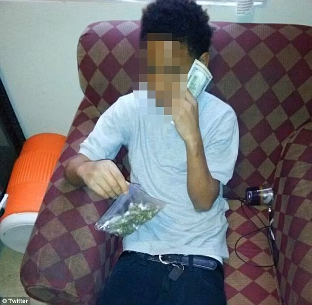 Với những hình ảnh khoe một lối sống phê pha, băng đảng, cậu bé này đã thu hút được hơn 3000 người theo dõi tài khoản Twitter của mình.