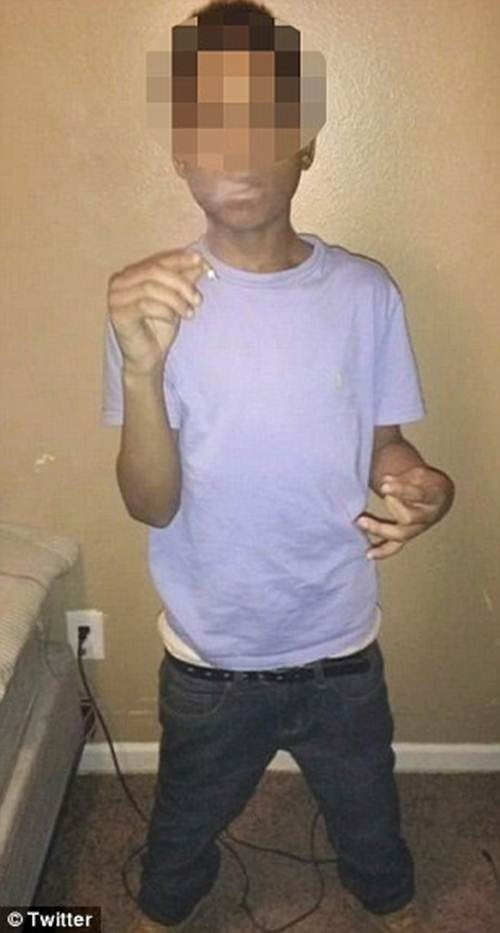 Những hình ảnh của cậu bé này đã khiến cộng đồng mạng dấy lên một câu hỏi về trách nhiệm của gia đình và nhà trường trong việc giáo dục trẻ em.