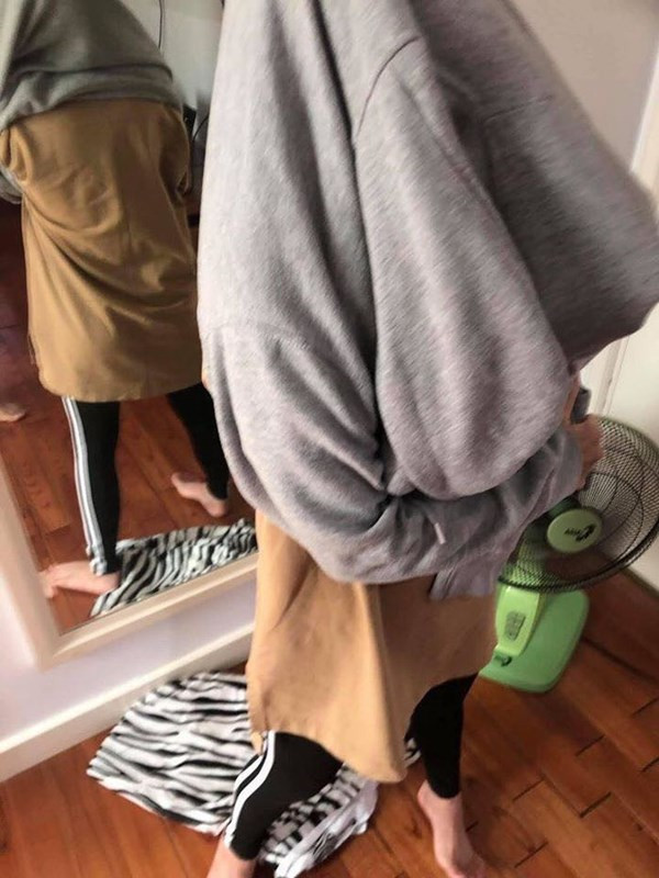 Không chỉ bắt mặc thêm đồ, anh chàng người yêu còn quá đáng bắt bạn gái mặc như đi chơi ở Bắc Cực.