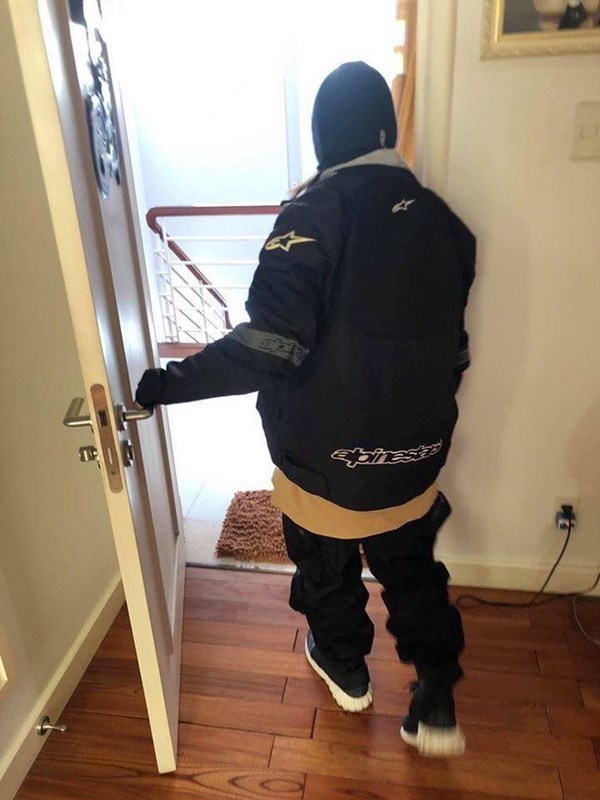 Ăn mặc thế này ra ngoài đường khác nào khủng bố? Trông còn kín đáo hơn cả các cô gái theo đạo hồi.