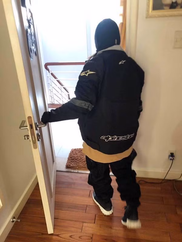 Ăn mặc thế này ra ngoài đường khác nào khủng bố? Trông còn kín đáo hơn cả các cô gái theo đạo hồi.