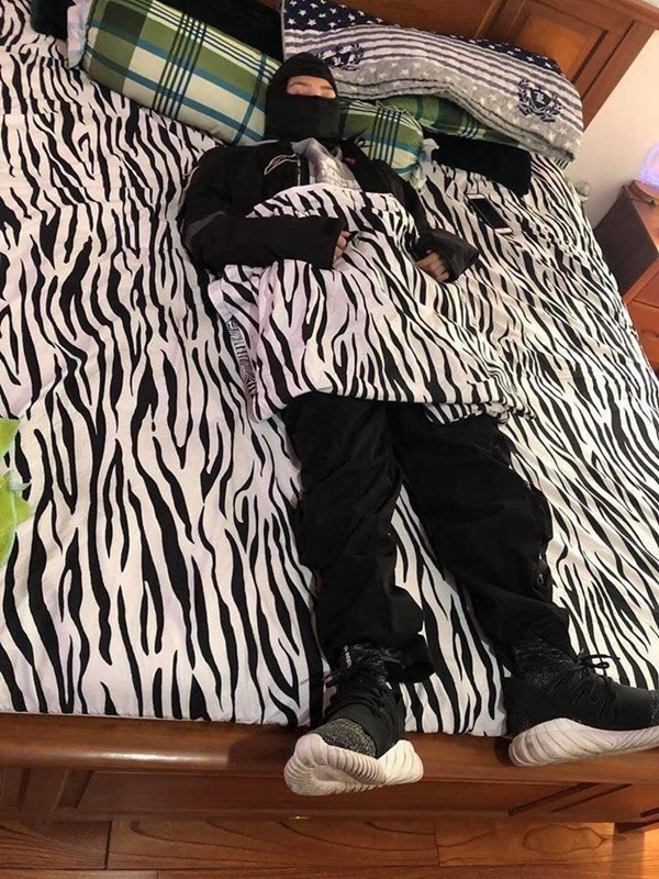 Diện trang phục phản thời trang thế này thì đi chơi gì nữa, năm mới gì nữa? Ở nhà cho khoẻ, đắp chăn đi ngủ, không đi đâu hết cả.