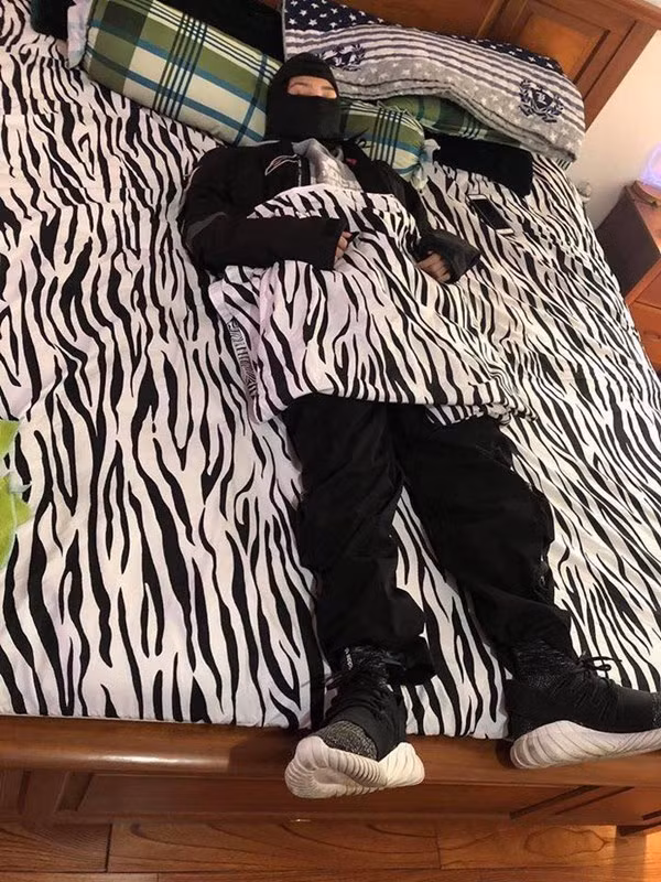 Diện trang phục phản thời trang thế này thì đi chơi gì nữa, năm mới gì nữa? Ở nhà cho khoẻ, đắp chăn đi ngủ, không đi đâu hết cả.