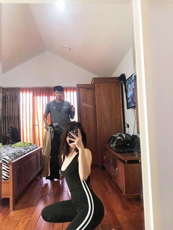 Thấy bạn gái diện trang phục sexy, anh bạn Nguyên Khôi cáu kỉnh nghĩ ra cách bắt ép bạn mặc thêm áo quần mới cho đi chơi. Chẳng nói chẳng rằng, anh tiến tới tủ, tự chọn quần áo mang ra ngoài bắt bạn gái mặc.