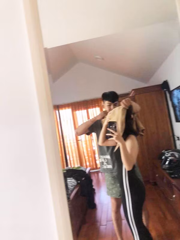 Thích mặc đồ sexy ra ngoài thì cách trừng trị chính là bắt mặc thật nhiều quần áo vào rồi mới được đi chơi.