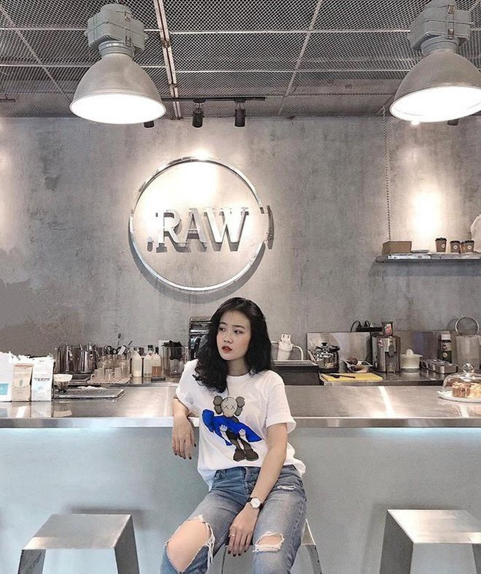 Hoàng Anh Ốc tên thật là Nguyễn Hoàng Anh, SN 1999 và hiện đang là sinh viên của trường ĐH Lao động Xã hội. Mới đây, cô nàng có mặt tại Philippines cổ vũ Văn Hậu và tuyển U22 Việt Nam tham dự SEA Games 30.