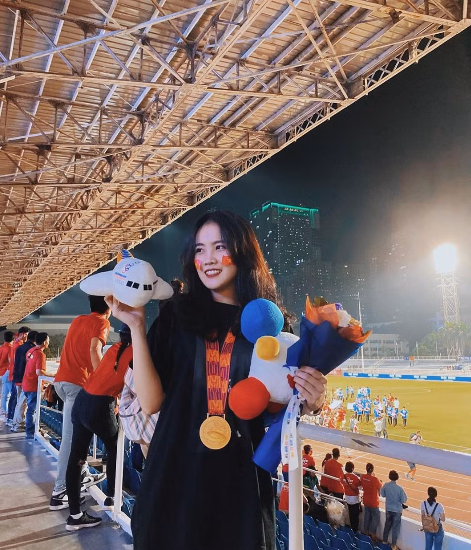 Sau khi dành lời khen cho nhan sắc của bạn gái Đoàn Văn Hậu, cộng đồng mạng Indonesia bắt đầu cho rằng cô nên tìm người yêu mới thay vì hẹn hò với cầu thủ gốc Thái Bình bởi anh không phải là một người tử tế.