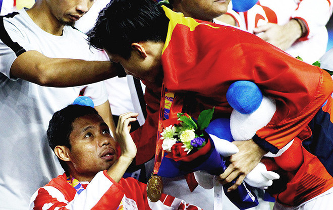 Thế nhưng, cầu thủ Evans Dimas cho biết anh không hề trách Văn Hậu bởi trong thể thao, những pha va chạm là không tránh khỏi và chấn thương của anh cũng không quá quan trọng. Sau khi nhận HCV, Văn Hậu cũng đã tới tận nơi xin lỗi và hỏi thăm cầu thủ U22 Việt Nam.